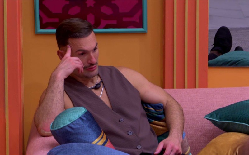 Diego Hypolito supõe que irmã esteja assistindo a Festa do Líder e aconselha: