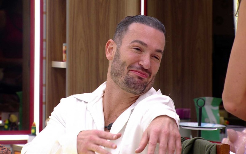 Diego Hypolito veste camisa de seda no BBB 25 e brinca: