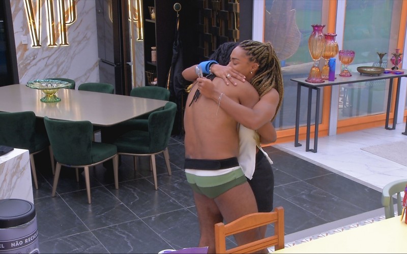 Diogo Almeida abraça Aline no BBB 25 e elogia: