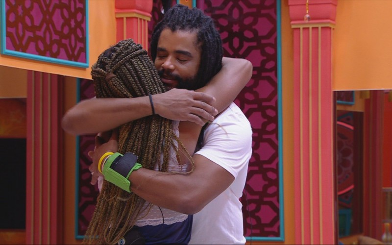 Diogo Almeida e Aline se abraçam na manhã seguinte ao primeiro beijo do casal, no BBB 25