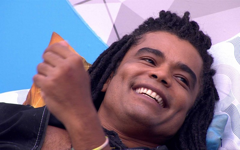 Diogo Almeida e João Pedro conversam sobre interesse em sisters, e ator analisa: