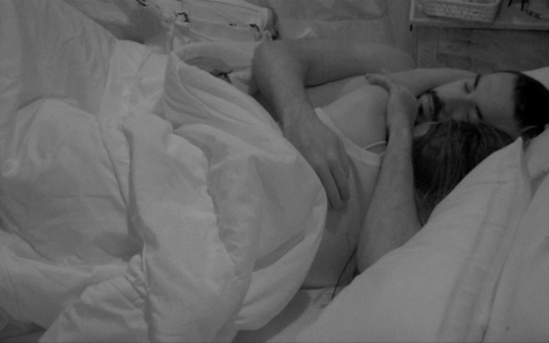 Dormindo juntos no BBB 25, Renata e Maike trocaram carÃcias na cama