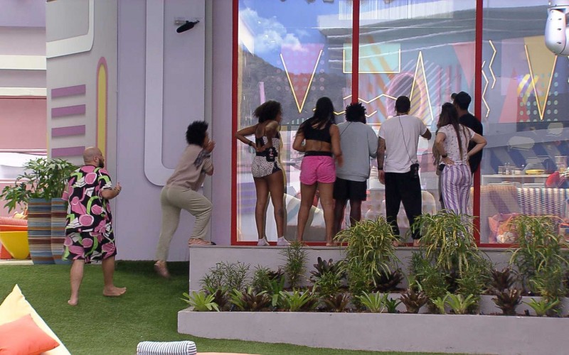 Douglas Silva aperta botão e libera a Casa de Vidro do BBB 22