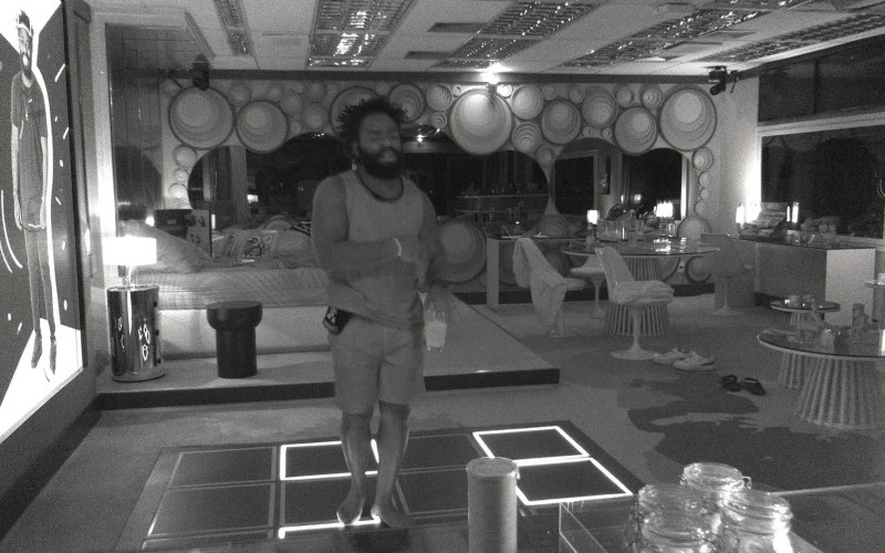 Douglas Silva aproveita pós-festa sozinho no Quarto do Líder