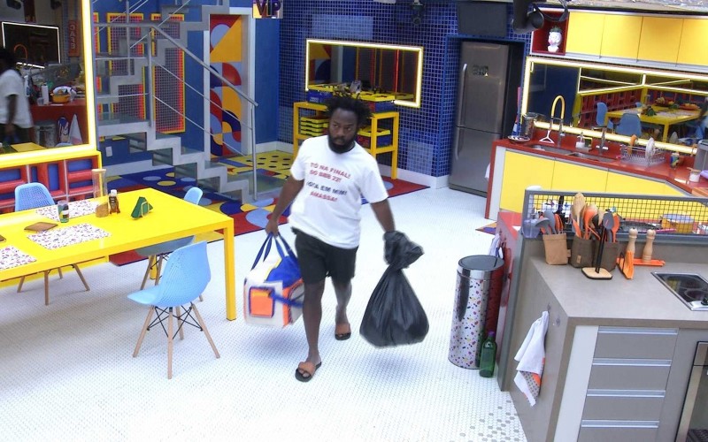 Douglas Silva coloca mala na despensa antes da Final do BBB 22