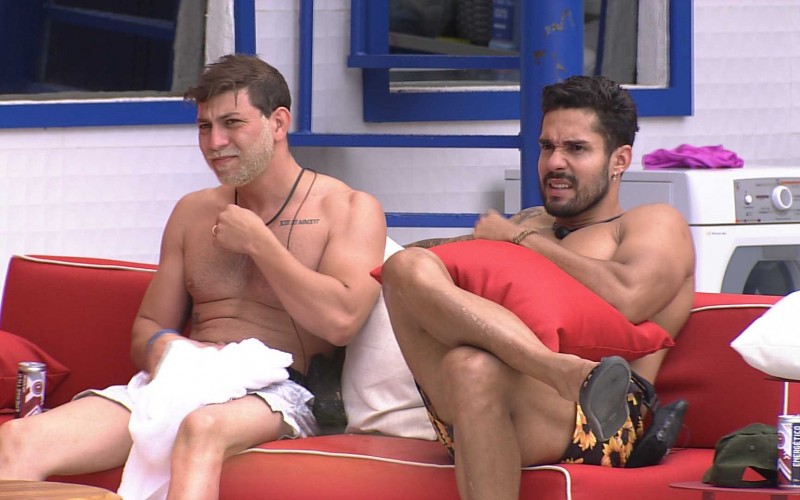 Durante pool party no BBB21, Caio relembra situação: