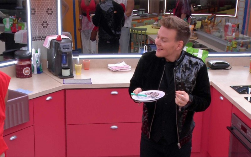 Durante show, Michel Teló entra na casa do BBB 25 e come comida dos brothers