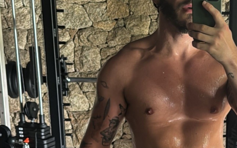 Eliezer posa sem camisa e fala sobre rotina de alimentação e treino: