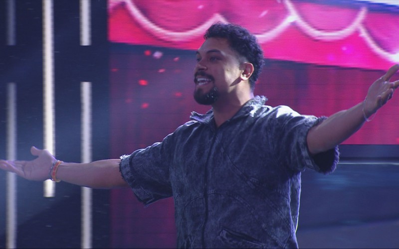 Eliminada do BBB 25, Aline reage à chegada de VinÃcius na Festa da LÃder Renata: