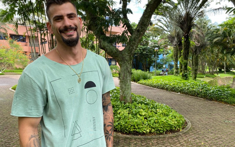 Eliminado do BBB 24, Nizam diz que está tentando se abster das redes socias, mas avisa: