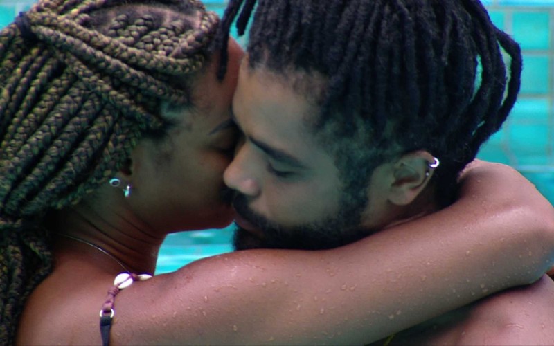 Em clima de romance, Aline e Diogo Almeida curtem piscina no BBB 25