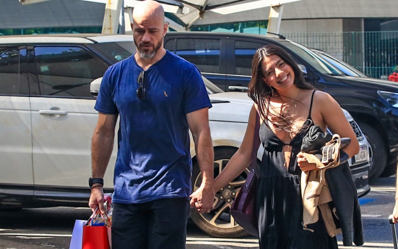 Em clique raro, Fernanda, do BBB 24, aparece de mãos dadas com namorado gato em saÃda do aeroporto