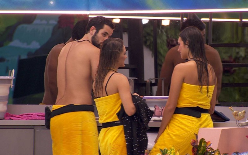 Em conversa com Beatriz, Alane diz que não abraçaria ex-sister: