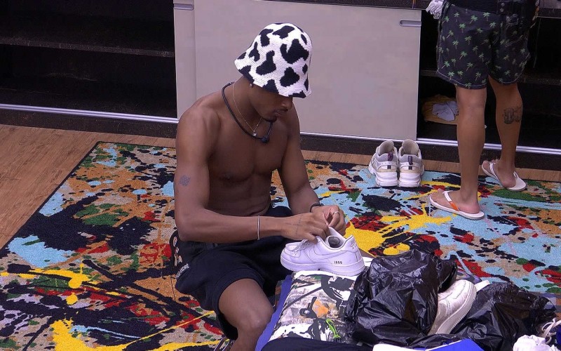 Em dia de Final do BBB 22, Paulo André guarda seus pertences usando bucket hat de Jade Picon