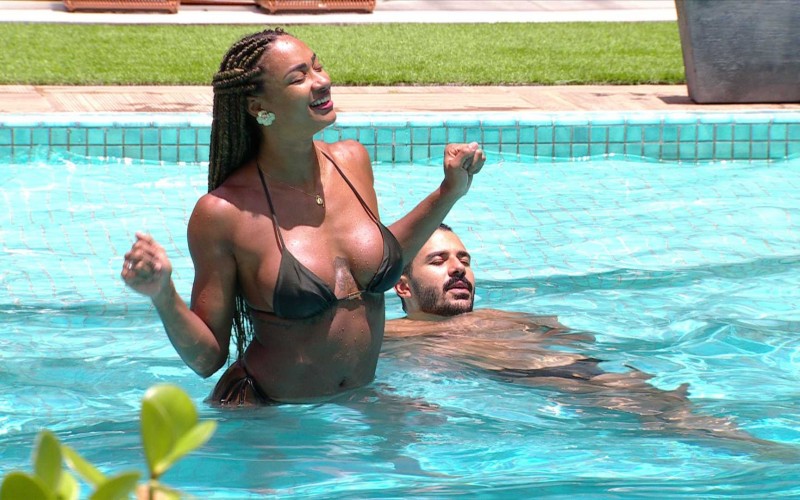 Em dia na piscina no BBB 25, brothers soltam a voz ao som de Anitta