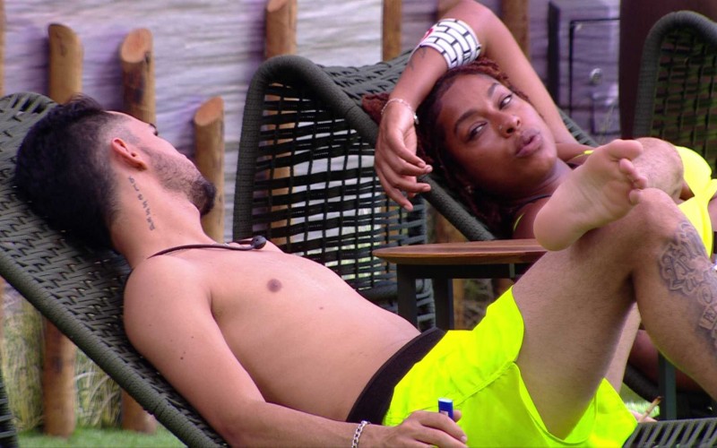 Em papo sobre idade no BBB 25, Thamiris fala sobre Vitória Strada:
