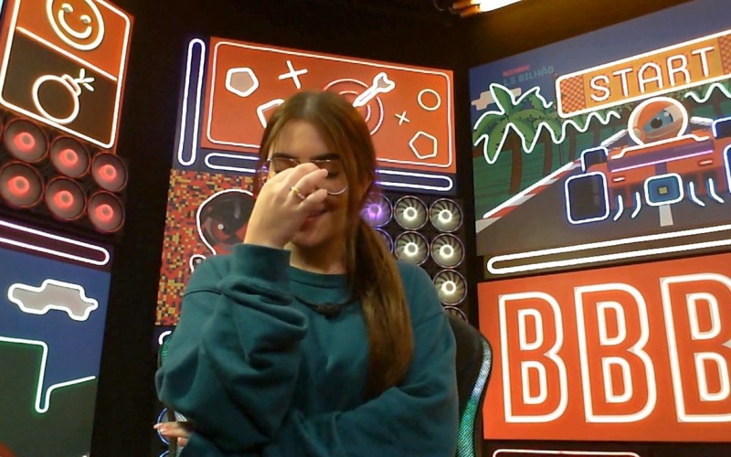 Em torpedo, Jade Picon se desculpa com Laís por xixi durante Prova do Líder, no BBB 22:
