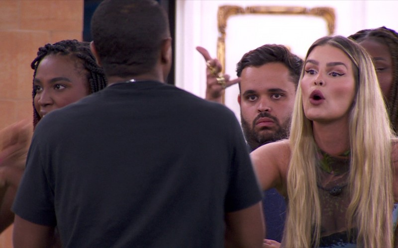 Em treta generalizada, Yasmin xinga Davi e brother chama Leidy Elin de