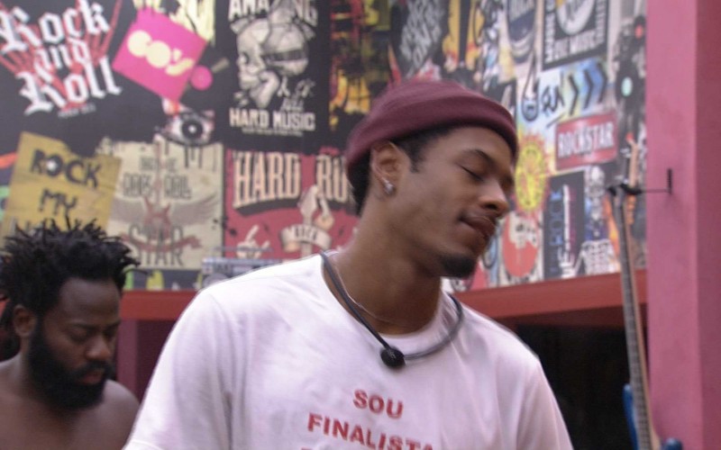 Em último dia na casa do BBB 22, Douglas Silva e Paulo André fazem passinhos de dança após acordarem