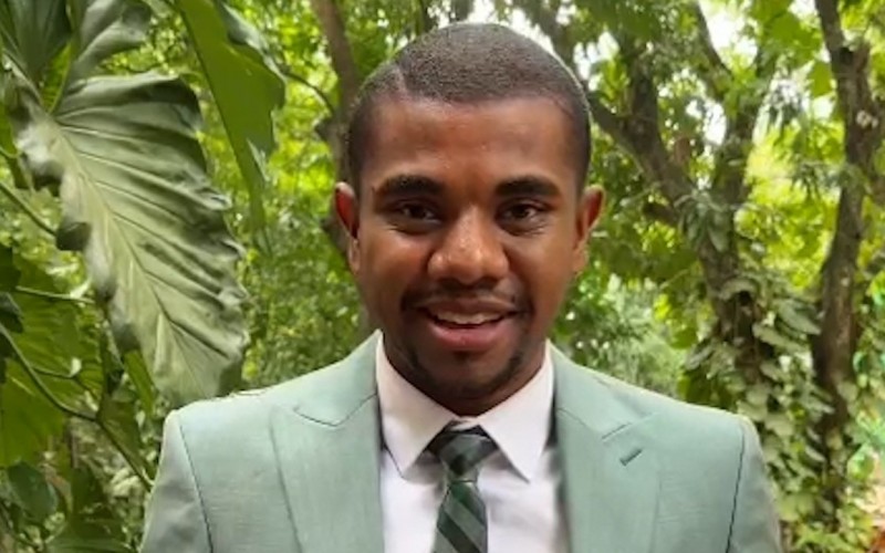 Em vídeo, Davi faz primeira venda de picolé depois de ficar milionário