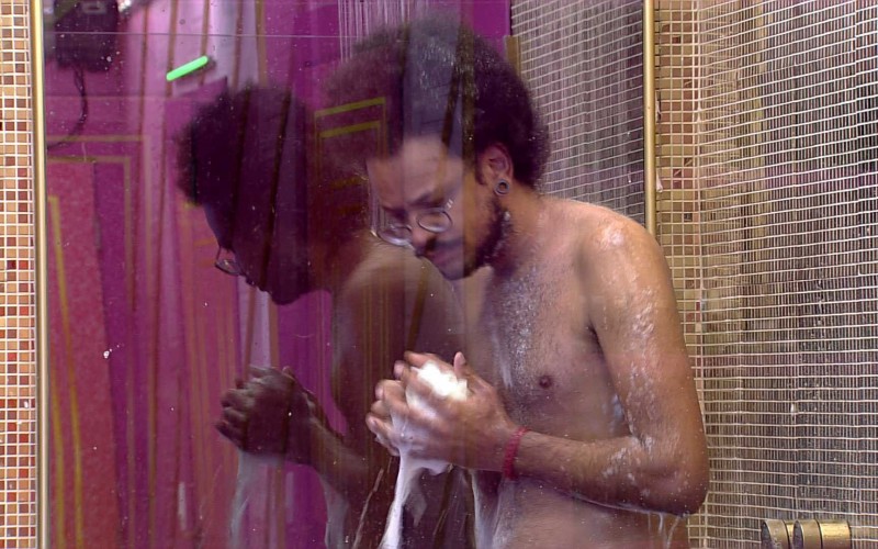 Enquanto brothers descansam, João Luiz é o único acordado no BBB21