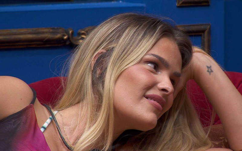 Enquanto Davi canta, Yasmin analisa relação com brother no BBB 24: