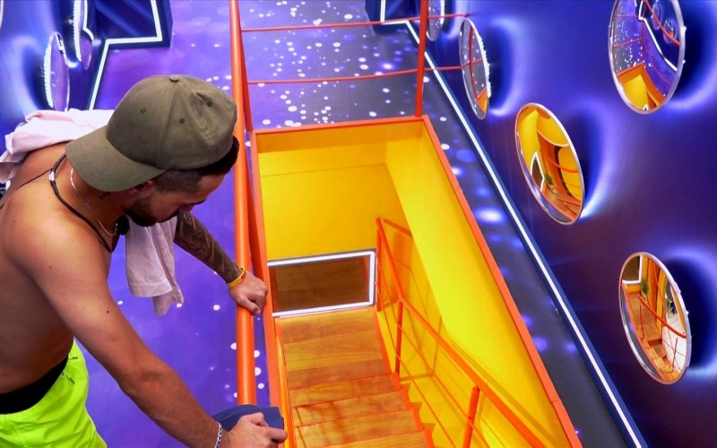 Escondido, João Gabriel ouve conversa de adversários na cozinha do BBB 25