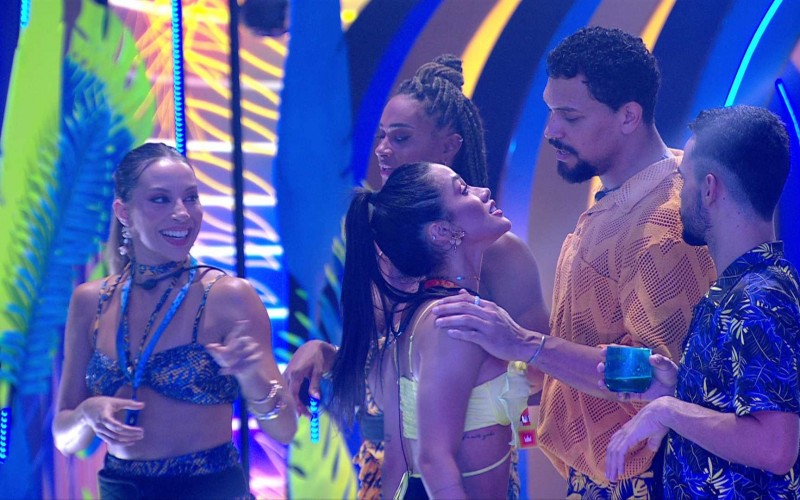 Eva canta perto de Vinícius durante Festa e João Pedro reage: