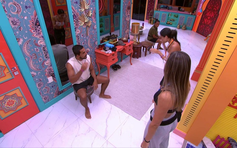 Eva e Renata comemoram serem escolhidas por Mateus em perguntas do Castigo do Monstro: