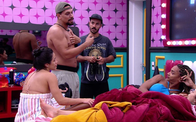 Eva e Renata explicam choro durante festa para Aline: