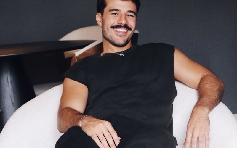 Ex-BBB Mateus destaca representatividade e orgulho de ser gay: