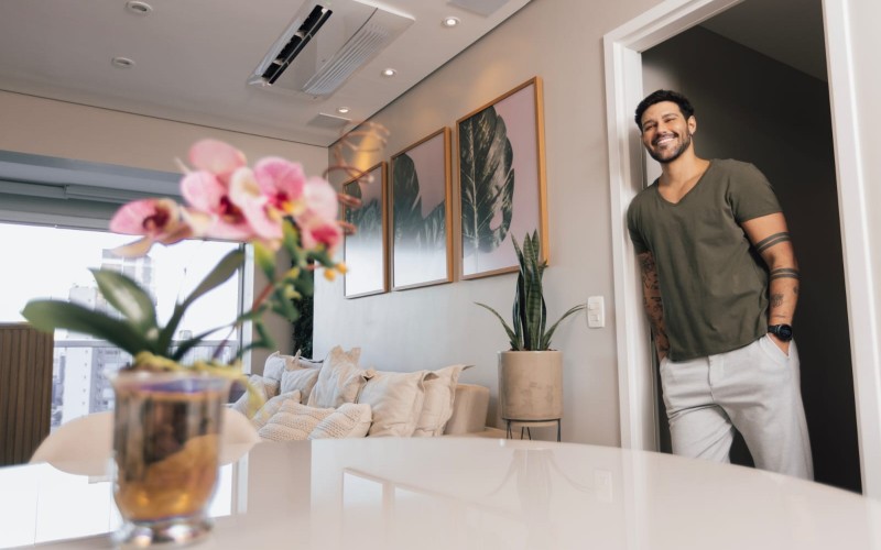 Ex-BBB Rodrigo Mussi mostra apartamento de R$ 2,5 milhões comprado à vista em São Paulo