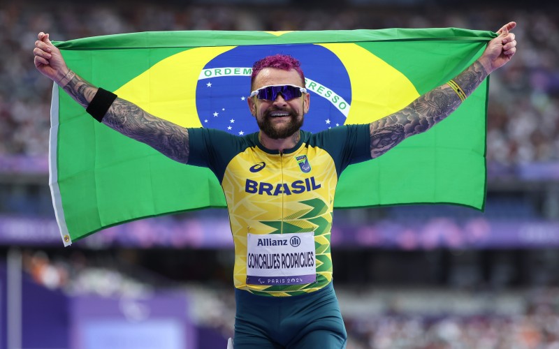 Ex-BBB Vinicius Rodrigues é bronze nas ParalimpÃadas de Paris e amigos de reality comemoram
