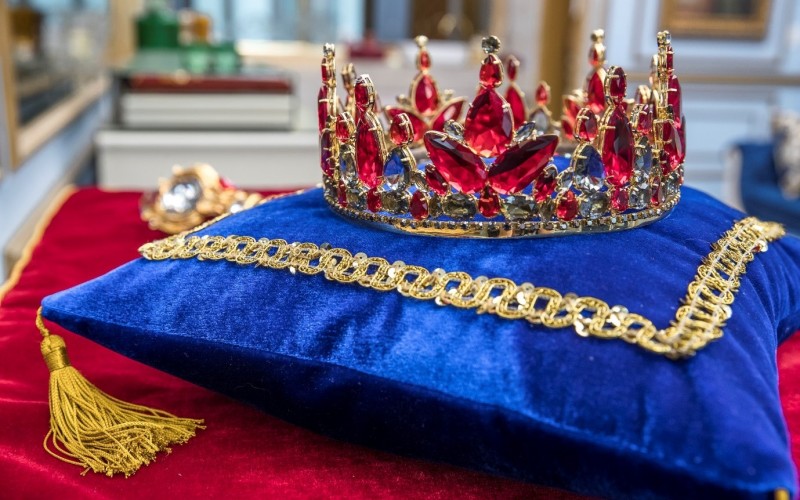Feita a mão, coroa do LÃder do BBB21 leva cristais austrÃacos e banho de ouro 18k