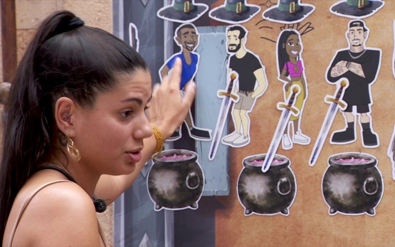 Fernanda aponta para avatar de Davi no painel tático do BBB 24 e diz: