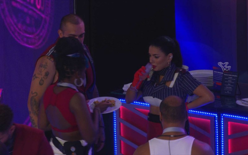 Fernanda se emociona com show do Jota Quest e Leidy Elin repara: