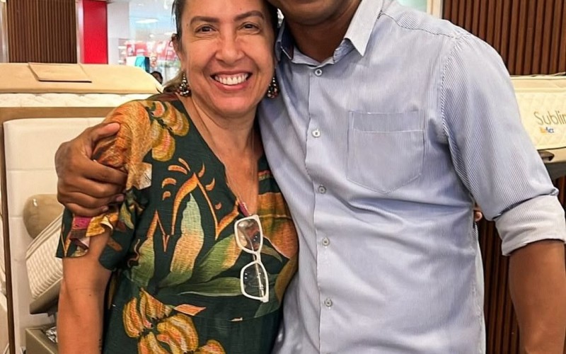 Filho e marido de Vilma fazem visita a Renata na Vitrine do Seu Fifi