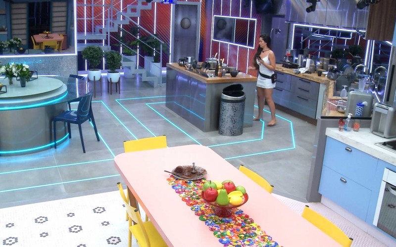Finalista do BBB21, Juliette se distrai com foto e corre para tirar panela do fogo
