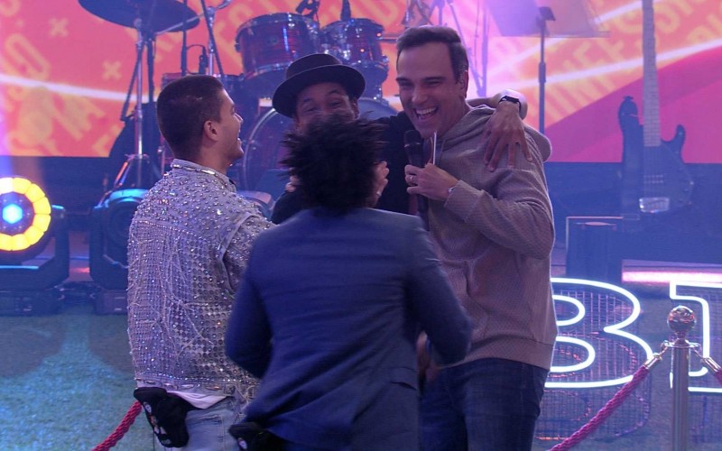 Finalistas do BBB 22 vão para o gramado e abraçam Tadeu Schmidt: