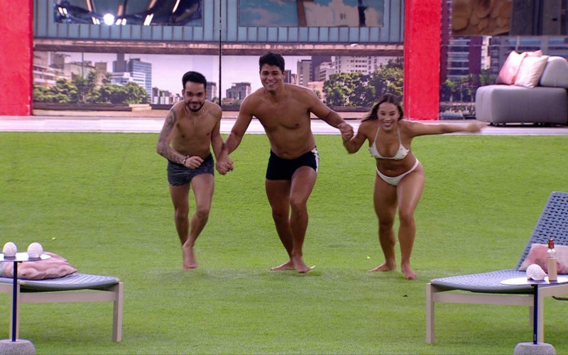 Finalistas do BBB 25 pulam na piscina e comemoram:
