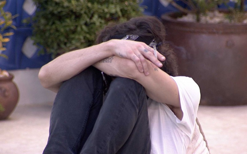 Fiuk chora sozinho na área externa da casa do BBB21