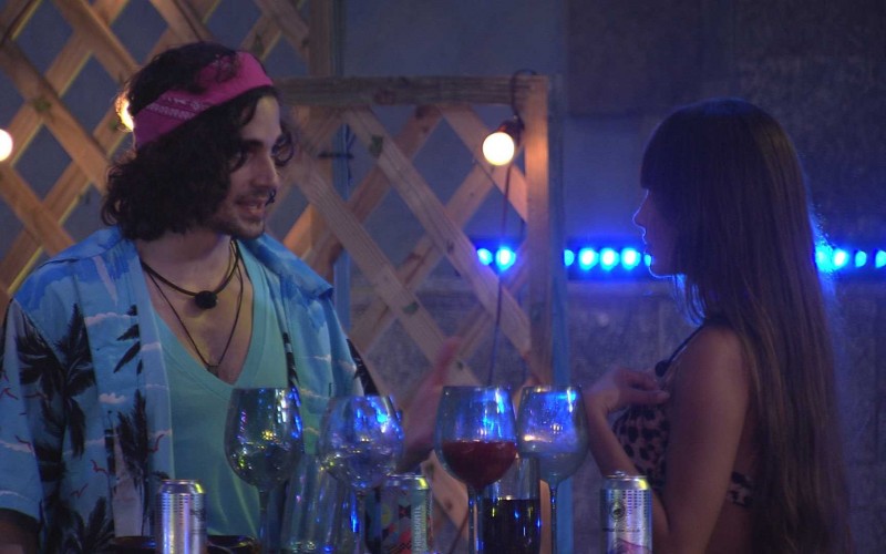 Fiuk diz para Thaís que não está pronto para ser um casal