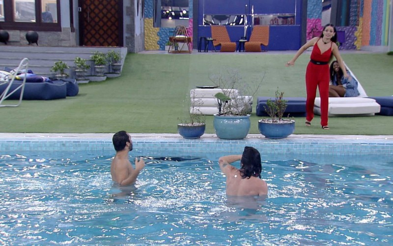 Fiuk e Gilberto cumprem promessa, dão selinho e pulam pelados na piscina do BBB21