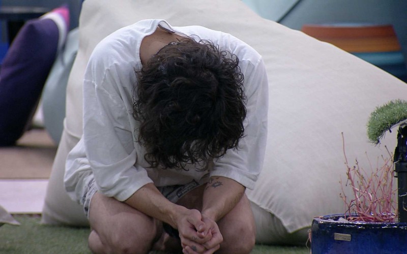 Fiuk se emociona na área externa da casa e diz: