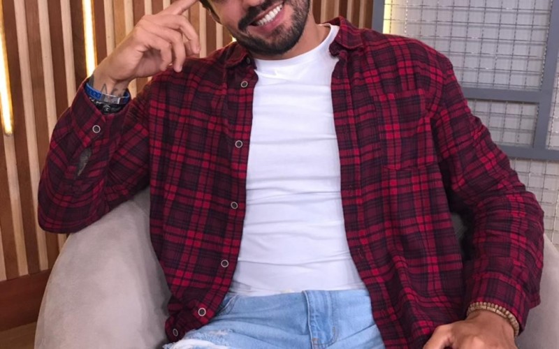 Fora da casa, Arcrebiano, do BBB21, avalia brothers com emojis e fala de Karol Conká: