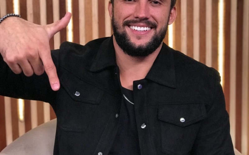 Fora da casa, Arthur, do BBB21, distribui emojis para os brothers e declara sobre Fiuk: