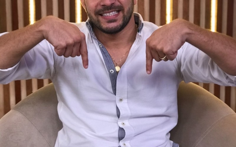 Fora da casa, Caio, do BBB21, distribui emojis para brothers e declara sobre sister: