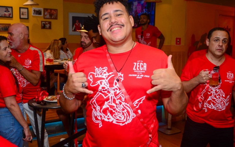 Fora do BBB 24, Lucas Henrique marca presença em bar de Zeca Pagodinho para feijoada de São Jorge