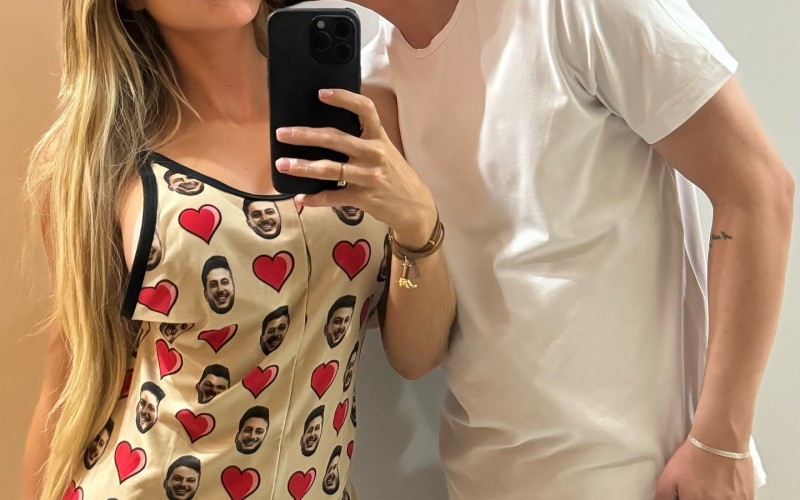 Gabi Martins compartilha fotos românticas com o namorado com direito até a pijamas temáticos