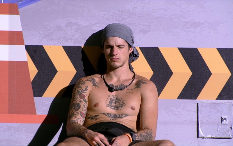 Gabriel corre para atender Big Fone imaginário no BBB 23, e web se diverte: